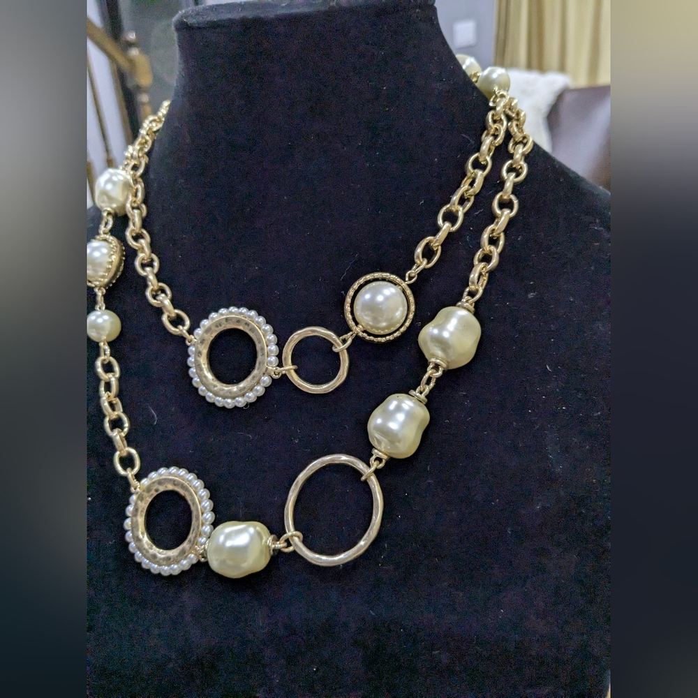 Elegant Gold and Pearl Necklace - Picture 3 of 6